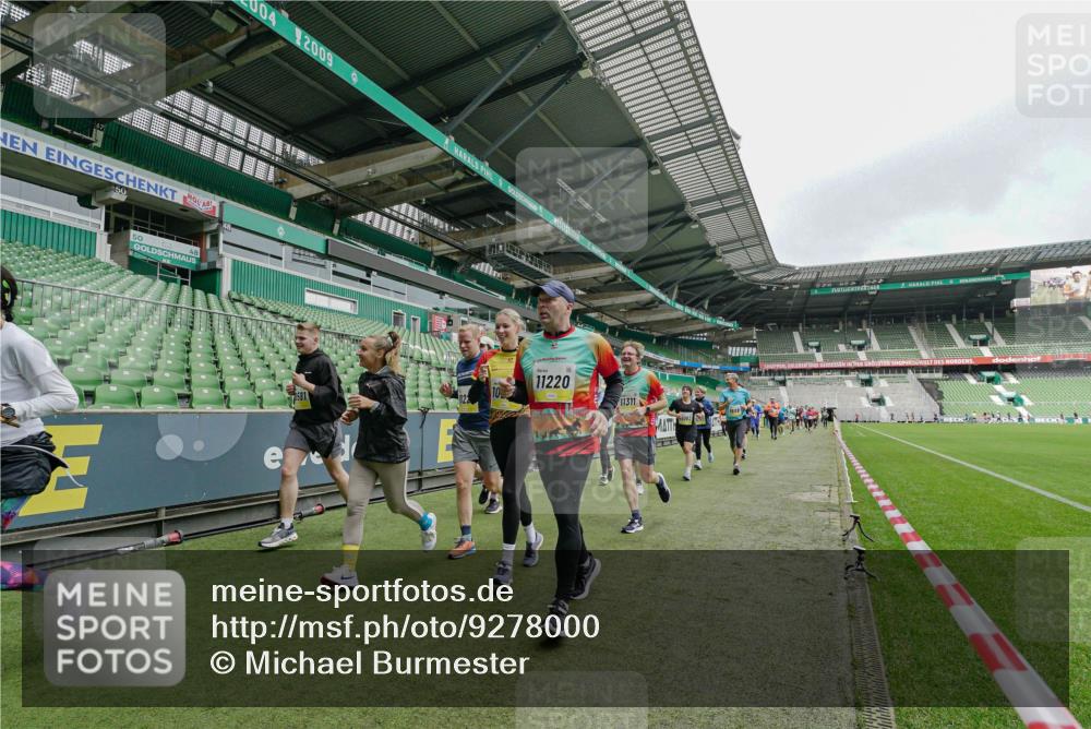 05.10.2025 - 20. swb-Marathon Bremen Michael Burmester http://msf.ph/oto/9278000 05.10.2025 10:30:28 Laufen im Stadion 7202, 7733, 9014, 9199, 9209, 9214, 9230, 9240, 9251, 9255, 9259, 9261, 9299, 9317, 9333, 9369, 9399, 9435, 9452, 9482, 9501, 9578, 9579, 9658, 9663, 9787, 9803, 9832, 9888, 9894, 9906, 9966, 9975, 9987, 10022, 10043, 10066, 10159, 10170, 10221, 10224, 10227, 10241, 10246, 10251, 10254, 10346, 10376, 10378, 10380, 10392, 10432, 10443, 10507, 10548, 10556, 10581, 10584, 10625, 10673, 10726, 10781, 10873, 10923, 10932, 11091, 11177, 11298, 11319, 9014, 9369, 10170 meine-sportfotos.de