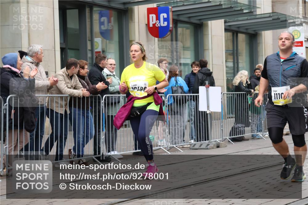 05.10.2025 - 20. swb-Marathon Bremen Strokosch-Dieckow http://msf.ph/oto/9278001 05.10.2025 11:14:38 Ziel 9303, 10496, 10602, 10647, 10984, 11107, 11345, 11448, 11557, 11607, 11635, 9303, 10496, 10602, 10647, 10984, 11107, 11345, 11448, 11557, 11607, 11635 meine-sportfotos.de