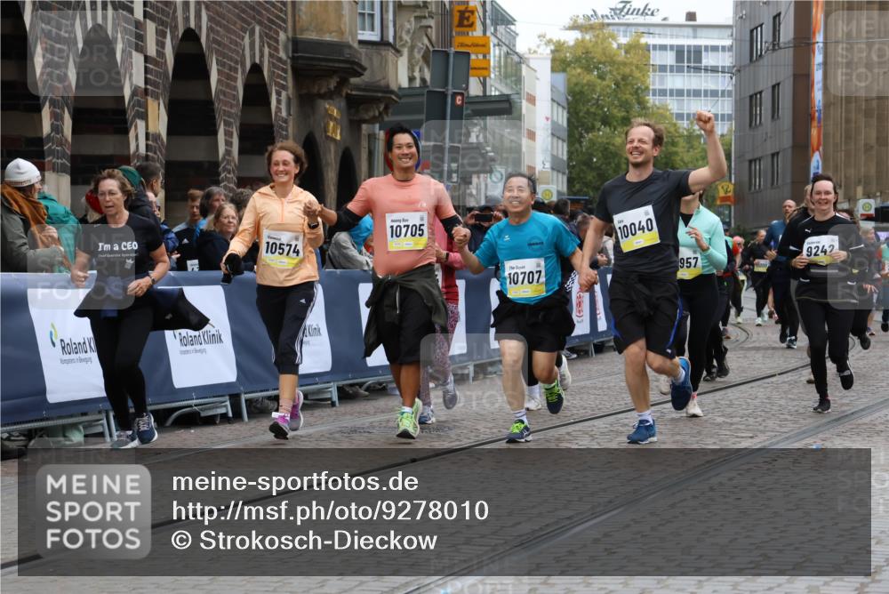 05.10.2025 - 20. swb-Marathon Bremen Strokosch-Dieckow http://msf.ph/oto/9278010 05.10.2025 11:13:39 Ziel 9242, 9899, 10040, 10364, 10433, 10574, 10705, 10707, 10957, 11060, 11068, 11264, 11385 meine-sportfotos.de