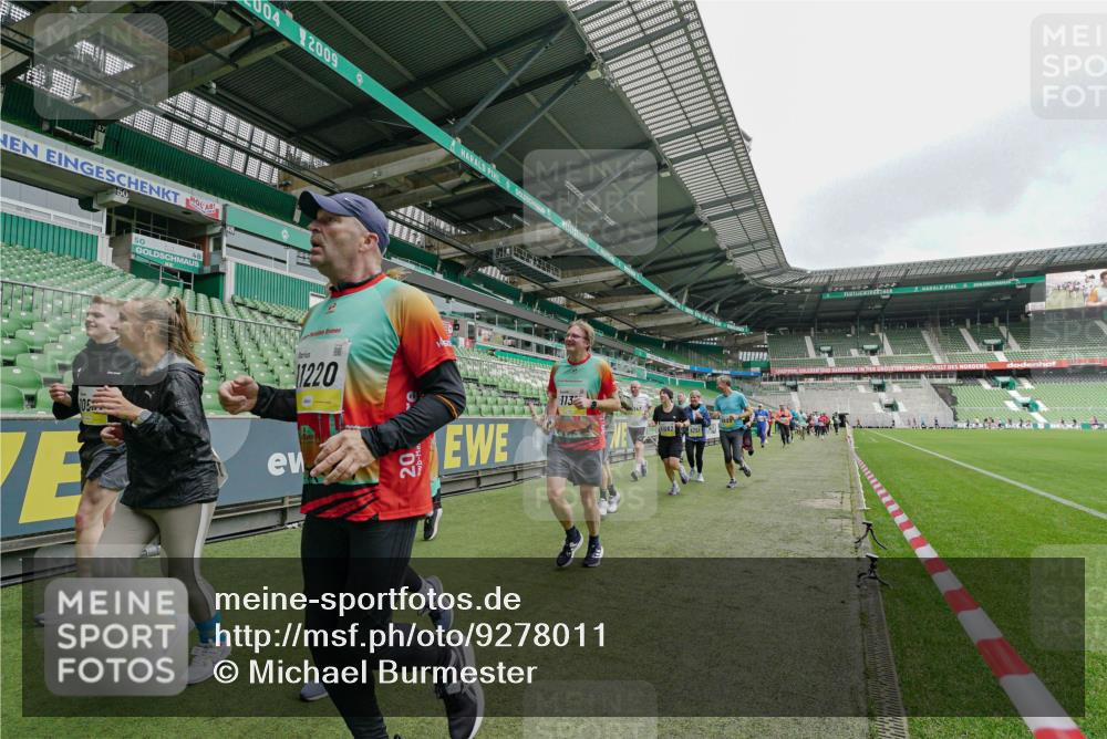 05.10.2025 - 20. swb-Marathon Bremen Michael Burmester http://msf.ph/oto/9278011 05.10.2025 10:30:29 Laufen im Stadion 7202, 7733, 9199, 9209, 9214, 9230, 9240, 9251, 9255, 9259, 9261, 9299, 9317, 9333, 9399, 9435, 9452, 9482, 9501, 9578, 9579, 9658, 9663, 9676, 9787, 9803, 9832, 9888, 9894, 9906, 9966, 9975, 9987, 10022, 10043, 10066, 10159, 10221, 10224, 10227, 10241, 10246, 10251, 10254, 10346, 10376, 10378, 10380, 10392, 10432, 10443, 10507, 10548, 10556, 10581, 10584, 10625, 10673, 10781, 10873, 10923, 10932, 11091, 11177, 11298, 11319, 9014, 9369, 10170 meine-sportfotos.de