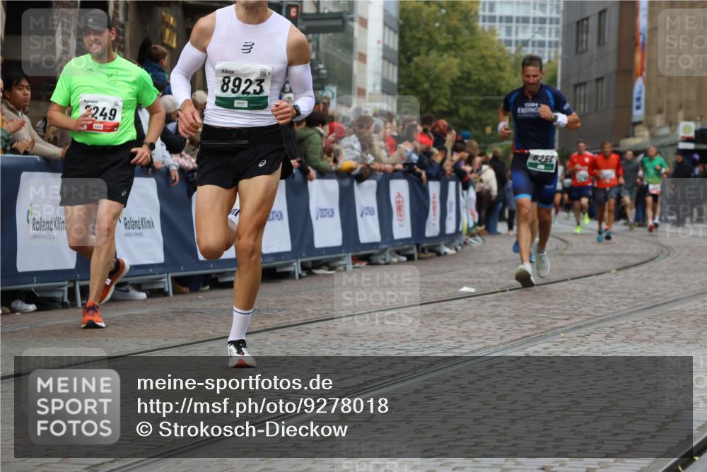 05.10.2025 - 20. swb-Marathon Bremen Strokosch-Dieckow http://msf.ph/oto/9278018 05.10.2025 13:05:37 Ziel 1307, 2249, 2988, 4255, 4353, 6251, 8923 meine-sportfotos.de