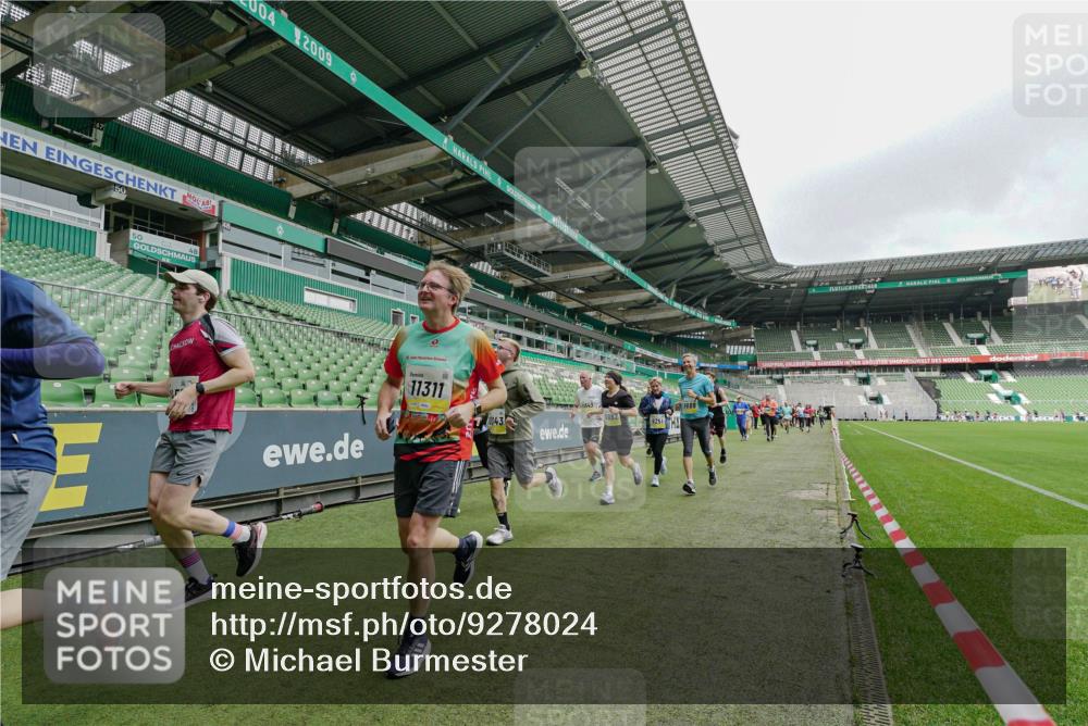 05.10.2025 - 20. swb-Marathon Bremen Michael Burmester http://msf.ph/oto/9278024 05.10.2025 10:30:29 Laufen im Stadion 7202, 7733, 9199, 9209, 9214, 9230, 9240, 9251, 9255, 9259, 9261, 9299, 9317, 9333, 9399, 9435, 9452, 9482, 9501, 9578, 9579, 9658, 9663, 9676, 9787, 9803, 9832, 9888, 9894, 9906, 9966, 9975, 9987, 10022, 10043, 10066, 10159, 10221, 10224, 10227, 10241, 10246, 10251, 10254, 10346, 10376, 10378, 10380, 10392, 10432, 10443, 10507, 10548, 10556, 10581, 10584, 10625, 10673, 10781, 10873, 10923, 10932, 11091, 11177, 11298, 11319, 9014, 9369, 10170 meine-sportfotos.de