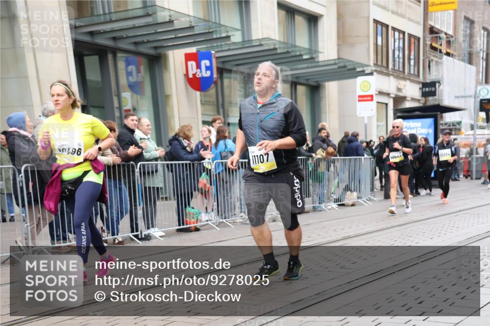 05.10.2025 - 20. swb-Marathon Bremen Strokosch-Dieckow http://msf.ph/oto/9278025 05.10.2025 11:14:39 Ziel 9303, 10496, 10602, 10647, 10984, 11107, 11345, 11448, 11557, 11607, 11635, 9303, 10496, 10602, 10647, 10984, 11107, 11345, 11448, 11557, 11607, 11635 meine-sportfotos.de