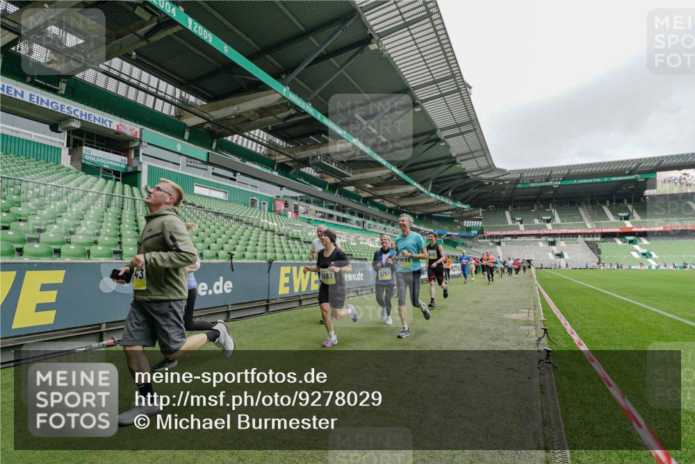 05.10.2025 - 20. swb-Marathon Bremen Michael Burmester http://msf.ph/oto/9278029 05.10.2025 10:30:30 Laufen im Stadion 7202, 7733, 9199, 9209, 9214, 9230, 9240, 9251, 9255, 9259, 9261, 9299, 9317, 9333, 9399, 9435, 9452, 9482, 9501, 9578, 9579, 9658, 9663, 9676, 9787, 9803, 9832, 9888, 9894, 9906, 9966, 9975, 9987, 10022, 10043, 10066, 10159, 10221, 10224, 10227, 10241, 10246, 10251, 10254, 10346, 10376, 10378, 10380, 10392, 10432, 10443, 10507, 10548, 10556, 10581, 10584, 10625, 10673, 10781, 10873, 10923, 10932, 11091, 11177, 11298, 11319, 9014, 9369, 10170, 10932 meine-sportfotos.de