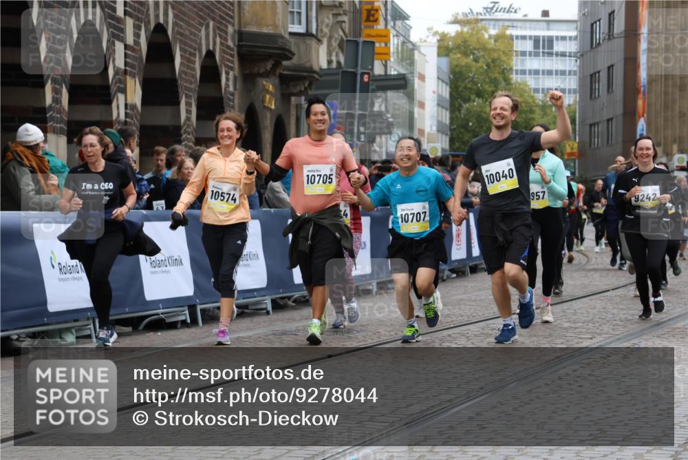 05.10.2025 - 20. swb-Marathon Bremen Strokosch-Dieckow http://msf.ph/oto/9278044 05.10.2025 11:13:39 Ziel 9242, 9899, 10040, 10364, 10433, 10574, 10705, 10707, 10957, 11060, 11068, 11264, 11385 meine-sportfotos.de