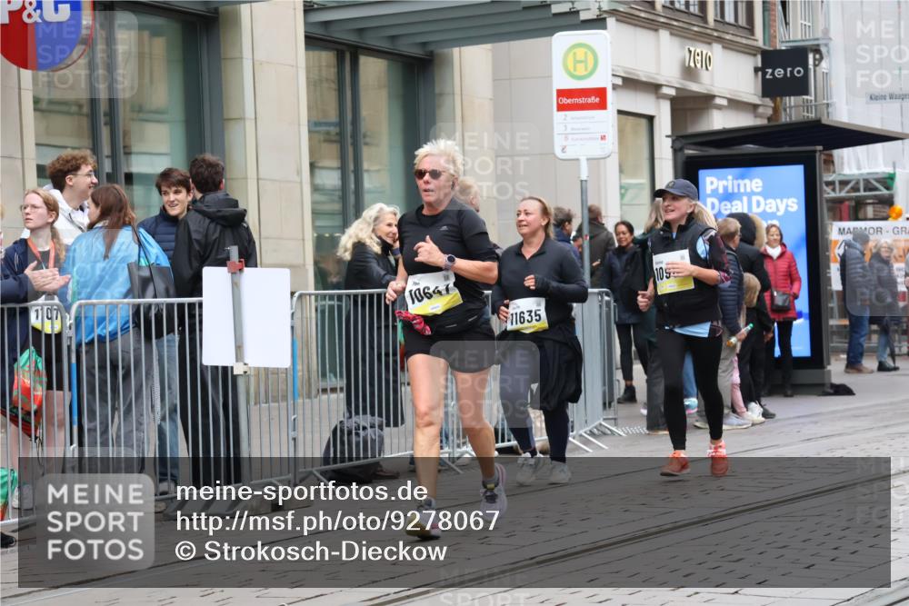 05.10.2025 - 20. swb-Marathon Bremen Strokosch-Dieckow http://msf.ph/oto/9278067 05.10.2025 11:14:40 Ziel 9303, 10496, 10602, 10647, 10984, 11107, 11293, 11345, 11448, 11557, 11607, 11635, 9303, 10496, 10602, 10647, 10984, 11107, 11293, 11345, 11448, 11557, 11607, 11635 meine-sportfotos.de