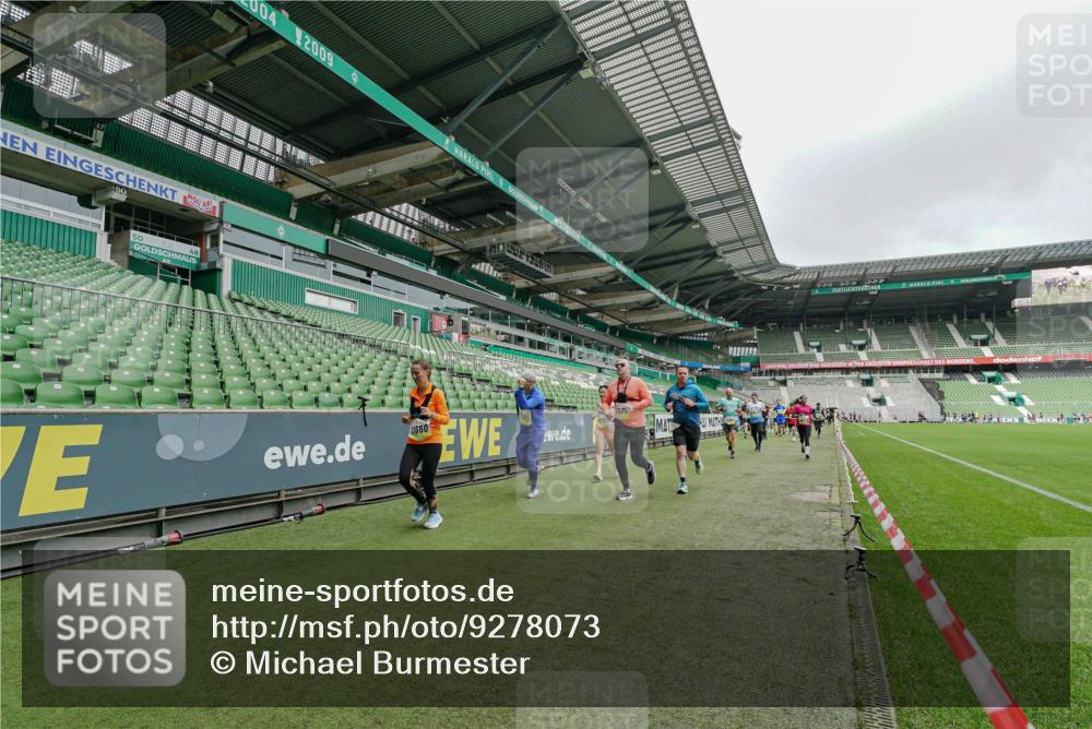 05.10.2025 - 20. swb-Marathon Bremen Michael Burmester http://msf.ph/oto/9278073 05.10.2025 10:30:35 Laufen im Stadion 7202, 7733, 9199, 9209, 9214, 9230, 9240, 9251, 9255, 9259, 9261, 9299, 9317, 9333, 9399, 9435, 9452, 9482, 9501, 9645, 9663, 9676, 9787, 9832, 9888, 9894, 9906, 9966, 9975, 9987, 10022, 10043, 10066, 10159, 10221, 10224, 10227, 10241, 10246, 10251, 10254, 10346, 10376, 10378, 10380, 10392, 10443, 10507, 10548, 10556, 10581, 10584, 10625, 10673, 10781, 10873, 11091, 11177, 11298, 11319, 9014, 9369, 9578, 9579, 9658, 9803, 10170, 10432, 10923, 10932 meine-sportfotos.de