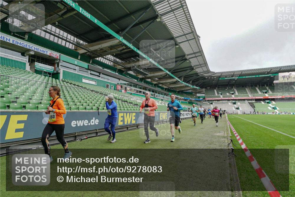 05.10.2025 - 20. swb-Marathon Bremen Michael Burmester http://msf.ph/oto/9278083 05.10.2025 10:30:36 Laufen im Stadion 7202, 7733, 9199, 9209, 9214, 9230, 9240, 9251, 9255, 9259, 9261, 9299, 9317, 9333, 9399, 9435, 9452, 9482, 9501, 9645, 9663, 9676, 9683, 9787, 9832, 9888, 9894, 9906, 9966, 9975, 9987, 10022, 10043, 10066, 10159, 10221, 10224, 10227, 10241, 10246, 10251, 10254, 10346, 10376, 10378, 10380, 10392, 10443, 10507, 10548, 10556, 10581, 10584, 10625, 10673, 10781, 10873, 11091, 11177, 11319, 9014, 9369, 9578, 9579, 9658, 9803, 10170, 10432, 10923, 10932 meine-sportfotos.de