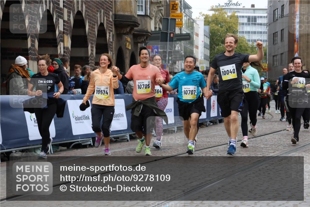 05.10.2025 - 20. swb-Marathon Bremen Strokosch-Dieckow http://msf.ph/oto/9278109 05.10.2025 11:13:39 Ziel 9242, 9899, 10040, 10364, 10433, 10574, 10705, 10707, 10957, 11060, 11068, 11264, 11385 meine-sportfotos.de