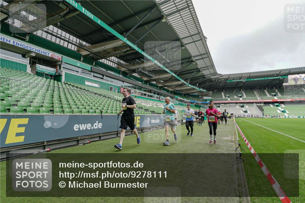 05.10.2025 - 20. swb-Marathon Bremen Michael Burmester http://msf.ph/oto/9278111 05.10.2025 10:30:38 Laufen im Stadion 7202, 7733, 9199, 9209, 9214, 9230, 9240, 9251, 9255, 9259, 9299, 9317, 9333, 9399, 9435, 9452, 9482, 9501, 9645, 9663, 9676, 9683, 9708, 9787, 9832, 9888, 9894, 9906, 9966, 9975, 9987, 10022, 10043, 10066, 10159, 10221, 10224, 10227, 10241, 10246, 10251, 10254, 10346, 10376, 10378, 10380, 10392, 10443, 10479, 10507, 10548, 10556, 10581, 10584, 10625, 10673, 10873, 11091, 11177, 11319, 9014, 9199, 9261, 9369, 9578, 9579, 9658, 9803, 10170, 10432, 10923, 10932 meine-sportfotos.de