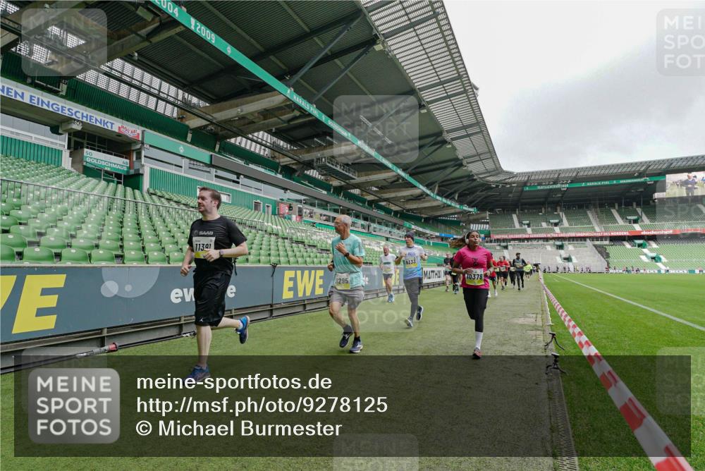 05.10.2025 - 20. swb-Marathon Bremen Michael Burmester http://msf.ph/oto/9278125 05.10.2025 10:30:39 Laufen im Stadion 7202, 7733, 9209, 9214, 9230, 9240, 9251, 9255, 9259, 9299, 9317, 9333, 9399, 9435, 9452, 9482, 9501, 9645, 9663, 9676, 9683, 9708, 9787, 9832, 9888, 9894, 9906, 9966, 9975, 9987, 10022, 10043, 10066, 10159, 10221, 10224, 10227, 10241, 10251, 10254, 10346, 10376, 10378, 10380, 10392, 10443, 10479, 10507, 10548, 10556, 10581, 10584, 10625, 10673, 10873, 11091, 11177, 11319, 7202, 9014, 9199, 9261, 9369, 9578, 9579, 9658, 9803, 10170, 10432, 10923, 10932 meine-sportfotos.de