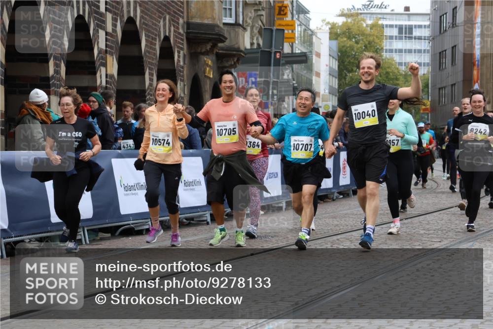 05.10.2025 - 20. swb-Marathon Bremen Strokosch-Dieckow http://msf.ph/oto/9278133 05.10.2025 11:13:39 Ziel 9242, 9899, 10040, 10364, 10433, 10574, 10705, 10707, 10957, 11060, 11068, 11264, 11385 meine-sportfotos.de
