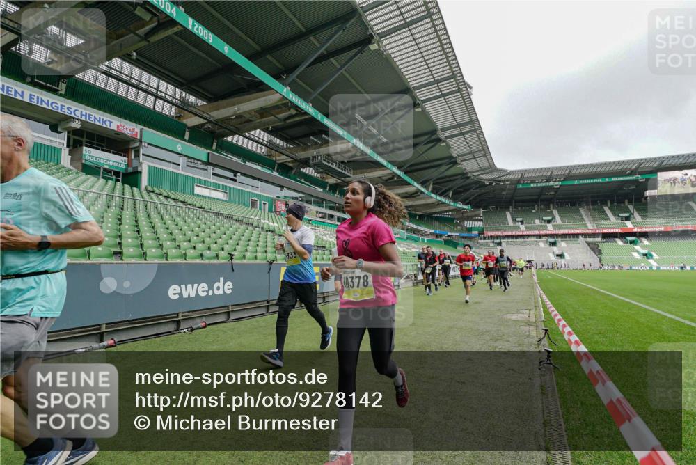 05.10.2025 - 20. swb-Marathon Bremen Michael Burmester http://msf.ph/oto/9278142 05.10.2025 10:30:40 Laufen im Stadion 7733, 9209, 9214, 9230, 9240, 9251, 9255, 9259, 9299, 9317, 9333, 9399, 9435, 9452, 9482, 9501, 9645, 9663, 9676, 9683, 9708, 9787, 9832, 9888, 9894, 9906, 9966, 9975, 9987, 10022, 10043, 10066, 10159, 10221, 10224, 10227, 10241, 10251, 10254, 10346, 10376, 10378, 10380, 10392, 10443, 10479, 10507, 10548, 10556, 10581, 10584, 10625, 10673, 10873, 11177, 11319, 7202, 9014, 9199, 9261, 9369, 9452, 9578, 9579, 9658, 9803, 10170, 10432, 10923, 10932 meine-sportfotos.de