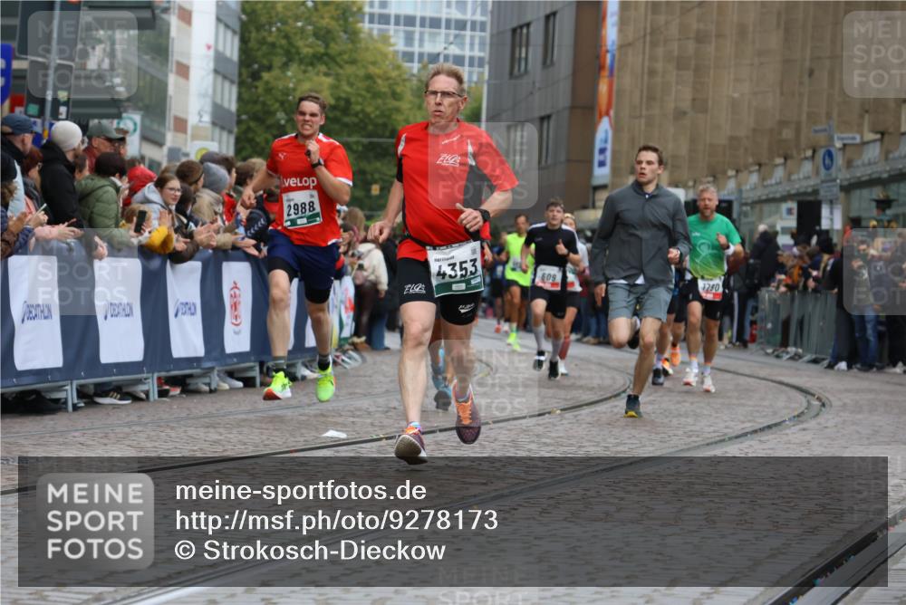 05.10.2025 - 20. swb-Marathon Bremen Strokosch-Dieckow http://msf.ph/oto/9278173 05.10.2025 13:05:43 Ziel 609, 852, 1307, 1790, 2013, 2988, 4255, 4353, 4962, 5599 meine-sportfotos.de