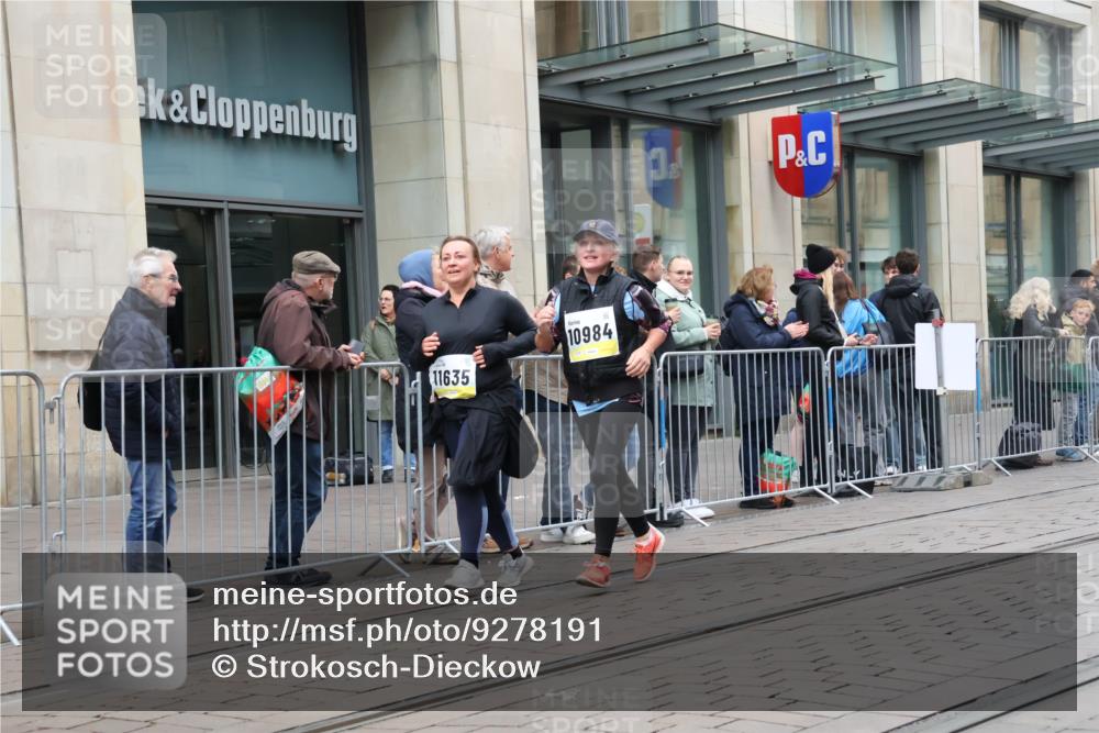05.10.2025 - 20. swb-Marathon Bremen Strokosch-Dieckow http://msf.ph/oto/9278191 05.10.2025 11:14:44 Ziel 9303, 10496, 10647, 10984, 11107, 11293, 11345, 11607, 11635, 9303, 10496, 10647, 10984, 11107, 11293, 11345, 11607, 11635 meine-sportfotos.de