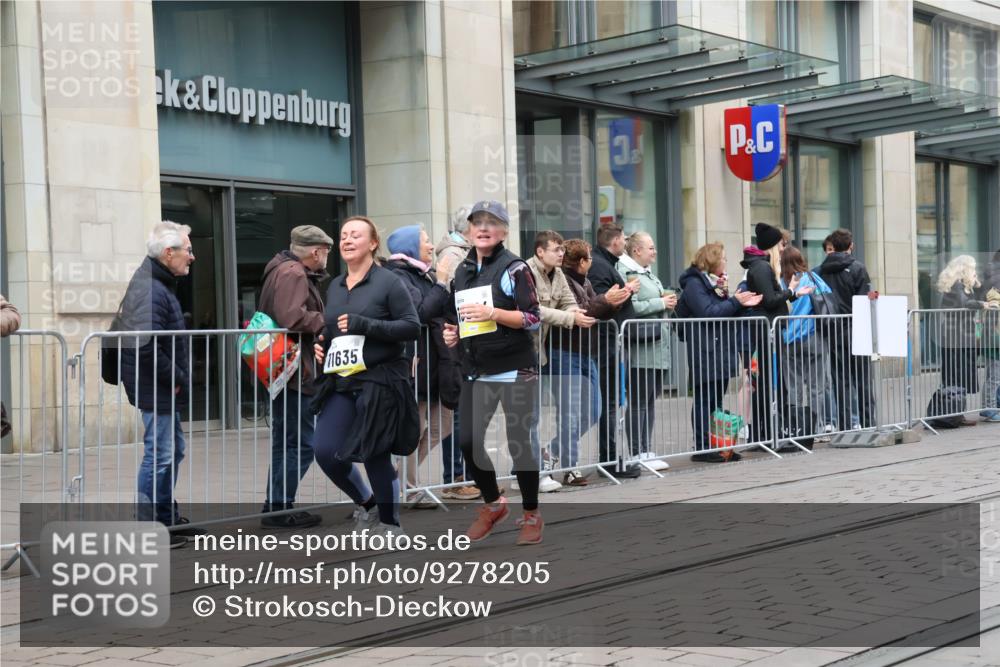 05.10.2025 - 20. swb-Marathon Bremen Strokosch-Dieckow http://msf.ph/oto/9278205 05.10.2025 11:14:44 Ziel 9303, 10496, 10647, 10984, 11107, 11293, 11345, 11607, 11635, 9303, 10496, 10647, 10984, 11107, 11293, 11345, 11607, 11635 meine-sportfotos.de