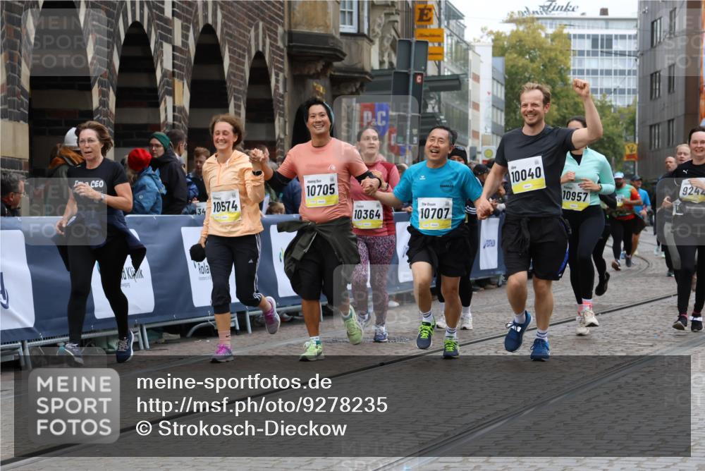 05.10.2025 - 20. swb-Marathon Bremen Strokosch-Dieckow http://msf.ph/oto/9278235 05.10.2025 11:13:40 Ziel 9242, 9899, 10040, 10364, 10433, 10574, 10705, 10707, 10957, 11060, 11068, 11264, 11385 meine-sportfotos.de