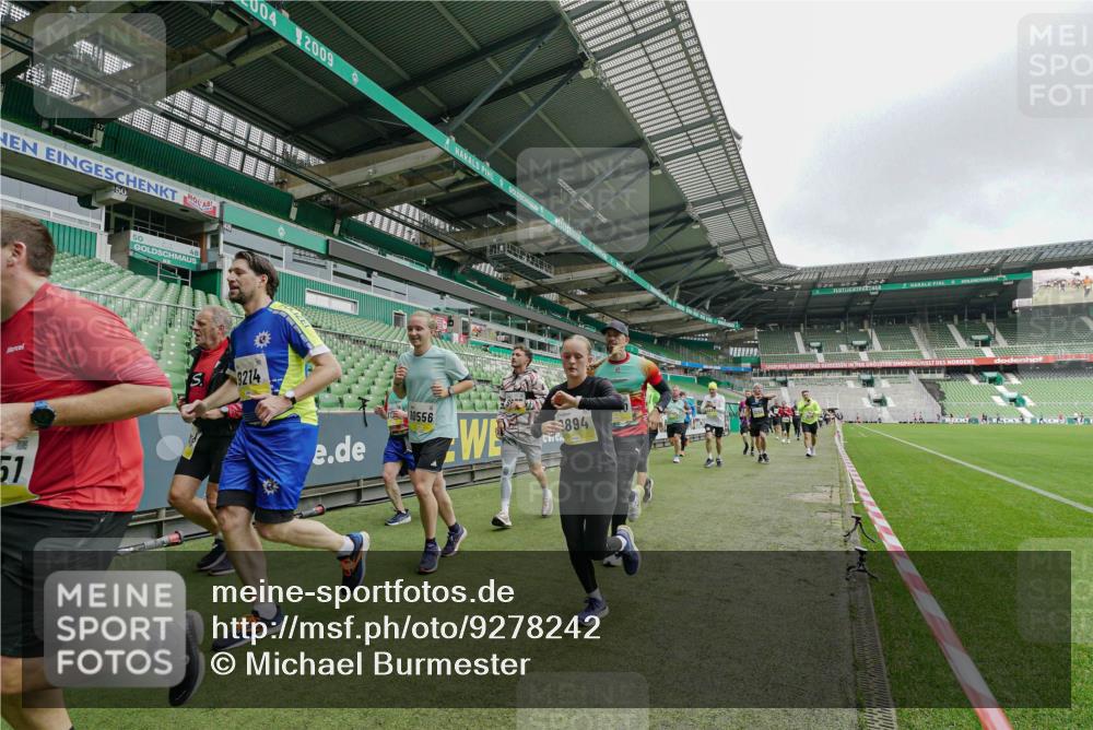 05.10.2025 - 20. swb-Marathon Bremen Michael Burmester http://msf.ph/oto/9278242 05.10.2025 10:30:46 Laufen im Stadion 7733, 9209, 9214, 9230, 9240, 9251, 9255, 9259, 9277, 9299, 9317, 9333, 9399, 9416, 9425, 9435, 9482, 9501, 9645, 9663, 9676, 9683, 9708, 9787, 9888, 9894, 9906, 9966, 9975, 9987, 10022, 10043, 10066, 10159, 10221, 10224, 10227, 10241, 10251, 10254, 10346, 10378, 10380, 10392, 10443, 10449, 10479, 10507, 10514, 10548, 10556, 10581, 10584, 10625, 10873, 11319, 7202, 9014, 9199, 9261, 9369, 9452, 9578, 9579, 9658, 9803, 10170, 10432, 10923, 10932 meine-sportfotos.de