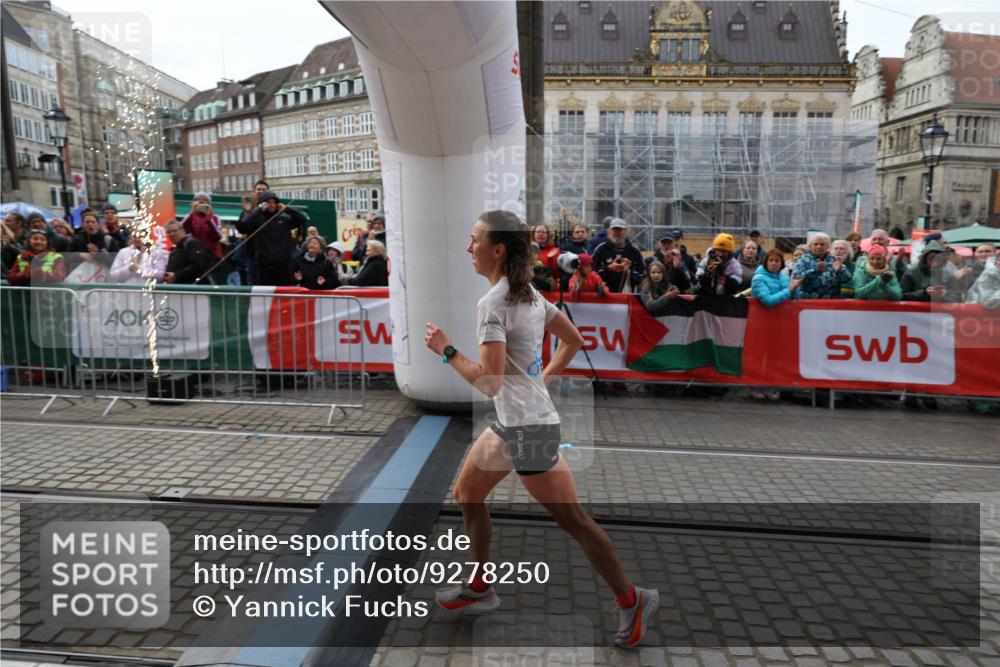 05.10.2025 - 20. swb-Marathon Bremen Yannick Fuchs http://msf.ph/oto/9278250 05.10.2025 12:40:36 Ziel 4 meine-sportfotos.de