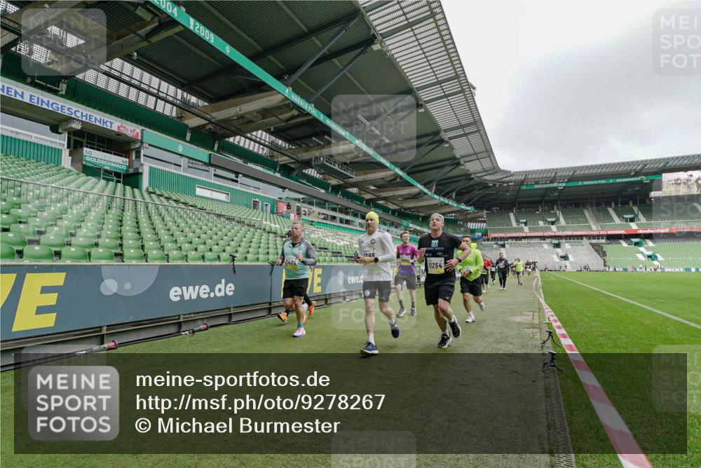 05.10.2025 - 20. swb-Marathon Bremen Michael Burmester http://msf.ph/oto/9278267 05.10.2025 10:30:48 Laufen im Stadion 7733, 9209, 9214, 9230, 9240, 9251, 9259, 9263, 9277, 9299, 9317, 9333, 9399, 9416, 9425, 9449, 9482, 9501, 9645, 9663, 9676, 9683, 9708, 9715, 9787, 9888, 9894, 9906, 9966, 9975, 9987, 10022, 10043, 10066, 10159, 10221, 10224, 10227, 10241, 10251, 10254, 10317, 10346, 10378, 10380, 10392, 10443, 10449, 10479, 10507, 10514, 10548, 10556, 10581, 10584, 10625, 10873, 11319, 7202, 9014, 9199, 9261, 9369, 9452, 9578, 9579, 9658, 9803, 10170, 10432, 10923, 10932 meine-sportfotos.de