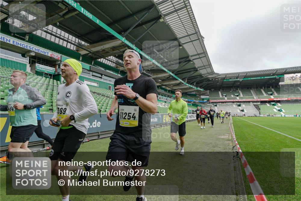 05.10.2025 - 20. swb-Marathon Bremen Michael Burmester http://msf.ph/oto/9278273 05.10.2025 10:30:50 Laufen im Stadion 7733, 9209, 9214, 9230, 9240, 9251, 9259, 9263, 9277, 9299, 9317, 9333, 9399, 9416, 9425, 9449, 9482, 9501, 9584, 9645, 9663, 9676, 9683, 9708, 9715, 9787, 9888, 9894, 9906, 9934, 9966, 9987, 10016, 10022, 10043, 10066, 10159, 10221, 10224, 10227, 10241, 10251, 10254, 10317, 10346, 10378, 10380, 10392, 10443, 10449, 10479, 10507, 10514, 10556, 10581, 10584, 10625, 10873, 11319, 7202, 9199, 9261, 9452, 9578, 9579, 9658, 9803, 10432, 10923, 10932 meine-sportfotos.de