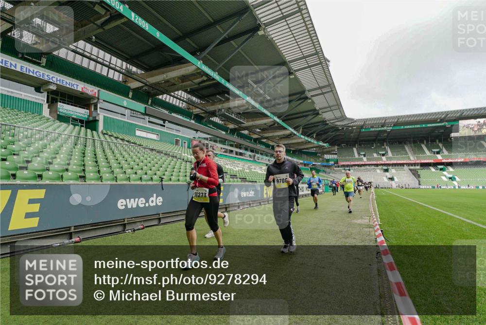 05.10.2025 - 20. swb-Marathon Bremen Michael Burmester http://msf.ph/oto/9278294 05.10.2025 10:30:53 Laufen im Stadion 7733, 9209, 9214, 9230, 9240, 9251, 9263, 9267, 9277, 9299, 9317, 9333, 9399, 9416, 9425, 9449, 9482, 9501, 9584, 9645, 9663, 9676, 9683, 9708, 9715, 9742, 9787, 9852, 9888, 9894, 9906, 9934, 9966, 9987, 10016, 10022, 10043, 10066, 10159, 10221, 10224, 10227, 10241, 10251, 10254, 10317, 10346, 10356, 10378, 10380, 10392, 10443, 10449, 10479, 10507, 10514, 10556, 10581, 10584, 10625, 10638, 11319, 7202, 9199, 9261, 9452, 9658, 9803, 10432, 10923 meine-sportfotos.de