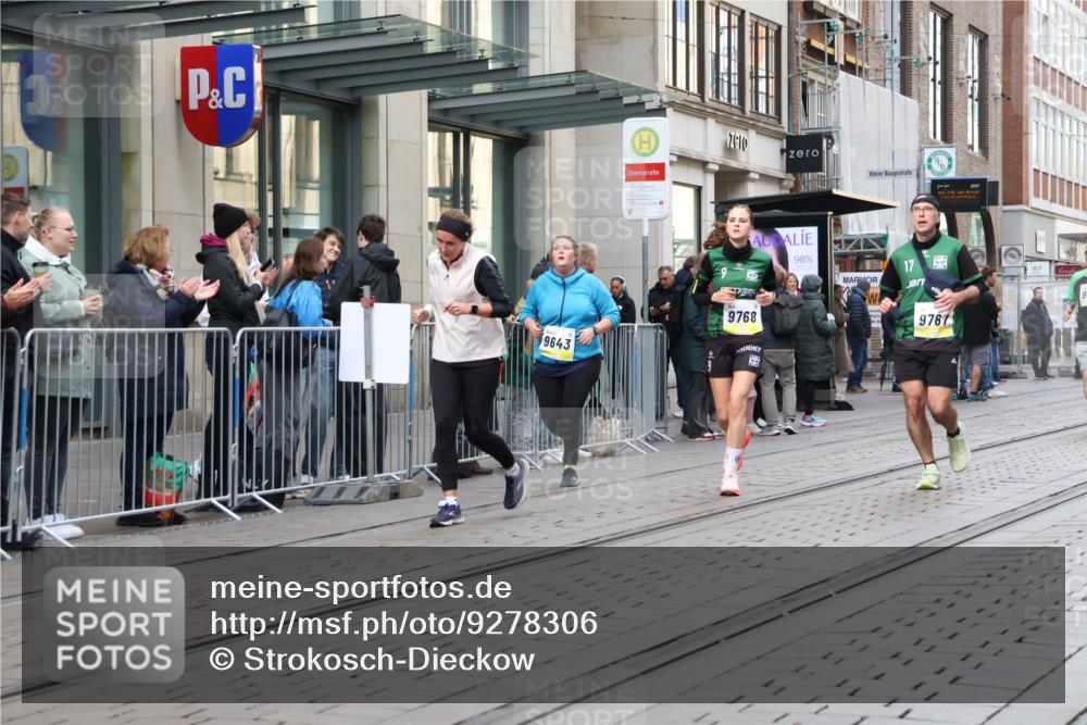 05.10.2025 - 20. swb-Marathon Bremen Strokosch-Dieckow http://msf.ph/oto/9278306 05.10.2025 11:14:55 Ziel 9441, 9643, 9767, 9768, 9959, 10647, 10976, 10984, 11107, 11293, 11635, 9441, 9643, 9767, 9768, 9959, 10647, 10976, 10984, 11107, 11293, 11635 meine-sportfotos.de