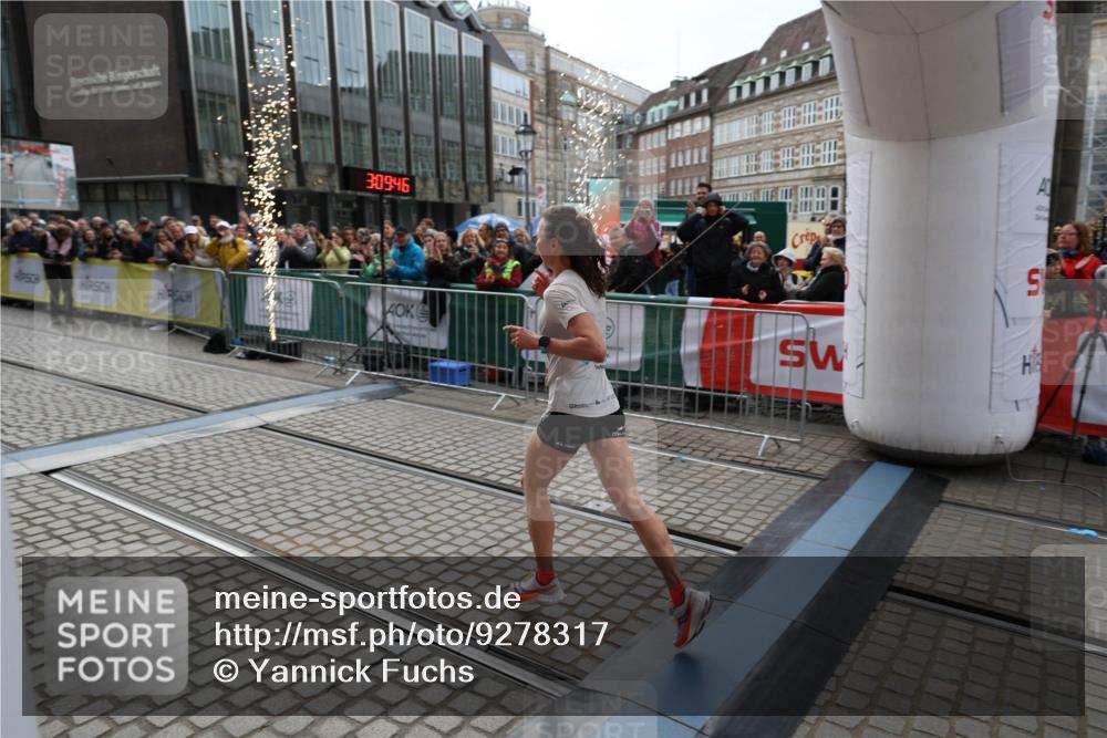 05.10.2025 - 20. swb-Marathon Bremen Yannick Fuchs http://msf.ph/oto/9278317 05.10.2025 12:40:36 Ziel 4 meine-sportfotos.de