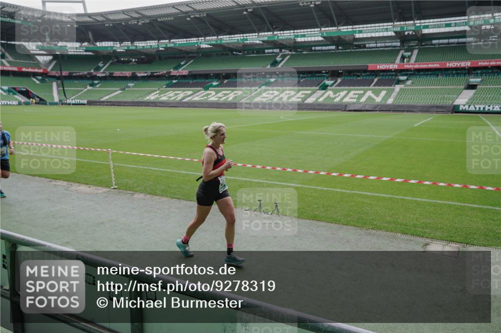 05.10.2025 - 20. swb-Marathon Bremen Michael Burmester http://msf.ph/oto/9278319 05.10.2025 12:58:49 Laufen im Stadion 90, 219, 586, 667, 726, 846, 963, 988, 1229, 1503, 1619, 1716, 1843, 2158, 2496, 2734, 2797, 2821, 2922, 2941, 3141, 3252, 3254, 3373, 3467, 3573, 3602, 3615, 3791, 4095, 4113, 4446, 4522, 4709, 4783, 4909, 4967, 5123, 5214, 5261, 5530, 5584, 5722, 5808, 5878, 5891, 5917, 6007, 6113, 6561, 6624, 6672, 6675, 6676, 6882, 6944, 7038, 7169, 7185, 7311, 7312, 7550, 7813, 7976, 8247, 8328, 8355, 8379, 8539, 8576, 8972, 9024, 9112, 846, 2158, 2648, 2662, 2893, 4102, 4389, 5313 meine-sportfotos.de