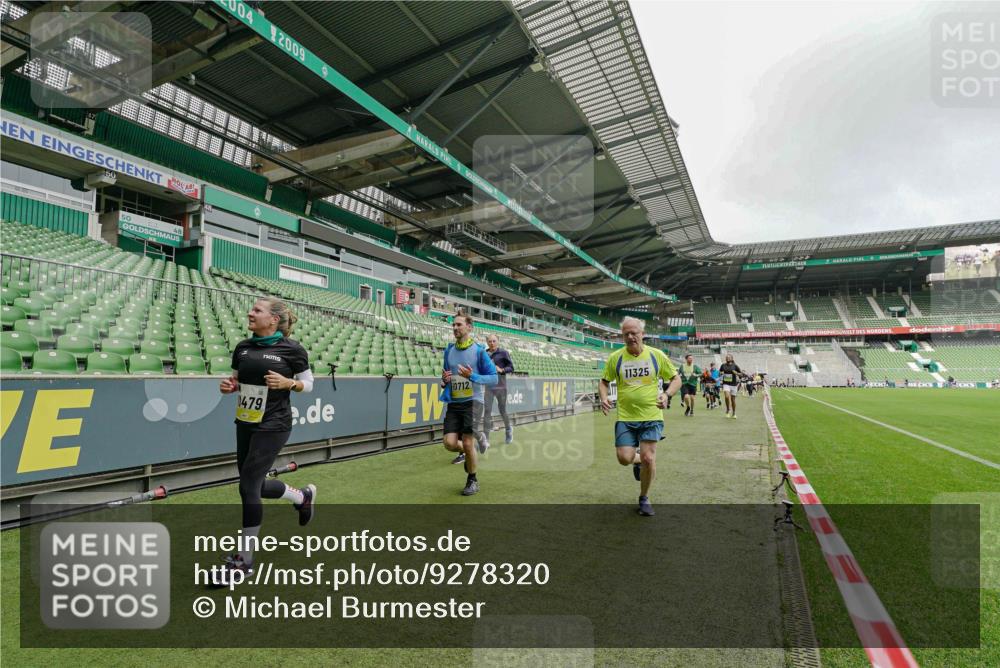 05.10.2025 - 20. swb-Marathon Bremen Michael Burmester http://msf.ph/oto/9278320 05.10.2025 10:30:55 Laufen im Stadion 7733, 9209, 9214, 9230, 9240, 9251, 9263, 9267, 9277, 9299, 9317, 9333, 9399, 9416, 9425, 9449, 9482, 9501, 9584, 9645, 9663, 9676, 9683, 9708, 9715, 9742, 9787, 9791, 9852, 9888, 9894, 9906, 9934, 9966, 9987, 10016, 10043, 10066, 10159, 10221, 10224, 10227, 10241, 10251, 10254, 10317, 10321, 10346, 10356, 10378, 10380, 10392, 10449, 10479, 10507, 10514, 10556, 10581, 10584, 10625, 10636, 10638, 11319, 7202, 9199, 9261, 9452 meine-sportfotos.de