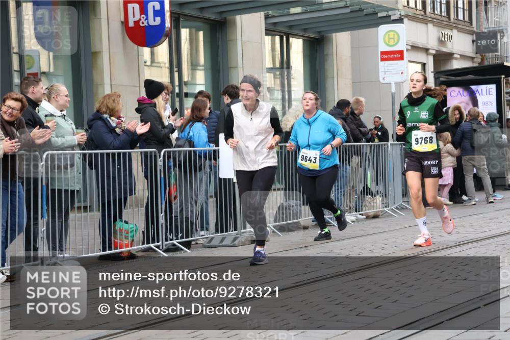 05.10.2025 - 20. swb-Marathon Bremen Strokosch-Dieckow http://msf.ph/oto/9278321 05.10.2025 11:14:55 Ziel 9441, 9643, 9767, 9768, 9959, 10647, 10976, 10984, 11107, 11293, 11635, 9441, 9643, 9767, 9768, 9959, 10647, 10976, 10984, 11107, 11293, 11635 meine-sportfotos.de