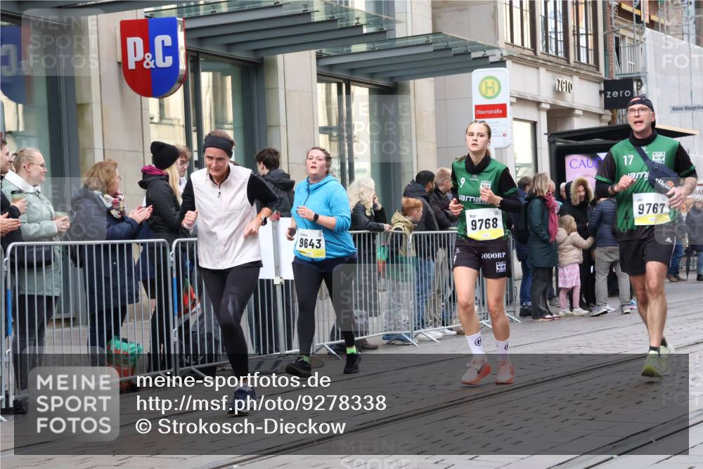 05.10.2025 - 20. swb-Marathon Bremen Strokosch-Dieckow http://msf.ph/oto/9278338 05.10.2025 11:14:56 Ziel 9441, 9643, 9767, 9768, 9959, 10647, 10976, 10984, 11107, 11293, 11635, 9441, 9643, 9767, 9768, 9959, 10647, 10976, 10984, 11107, 11293, 11635 meine-sportfotos.de
