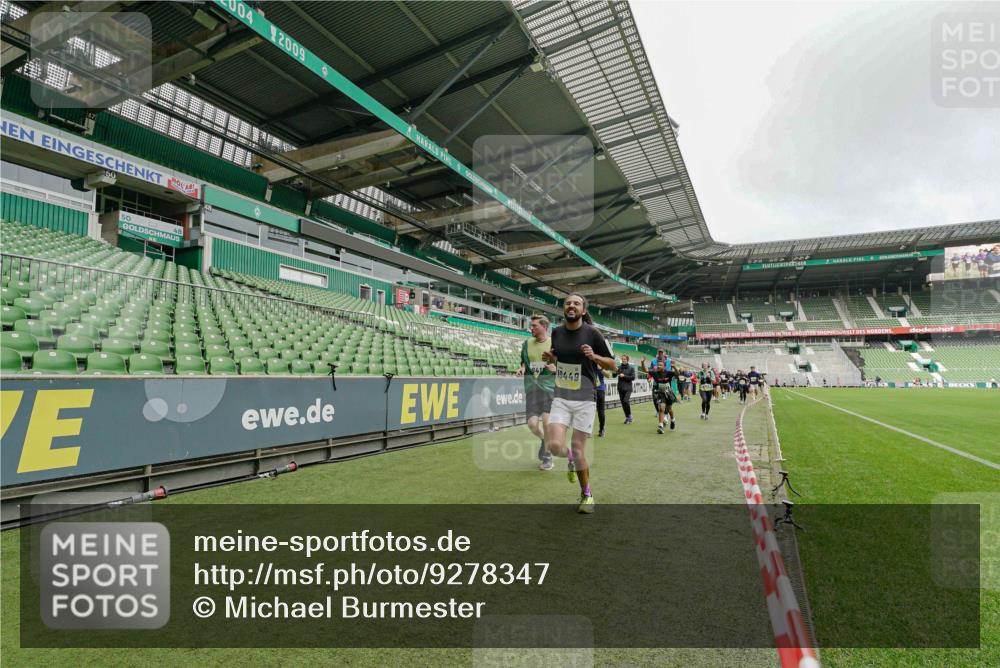 05.10.2025 - 20. swb-Marathon Bremen Michael Burmester http://msf.ph/oto/9278347 05.10.2025 10:30:59 Laufen im Stadion 7251, 7733, 9209, 9214, 9230, 9251, 9252, 9263, 9267, 9277, 9287, 9299, 9317, 9333, 9337, 9399, 9416, 9425, 9431, 9449, 9482, 9501, 9584, 9645, 9663, 9676, 9683, 9708, 9715, 9742, 9787, 9791, 9852, 9888, 9894, 9906, 9934, 9966, 9987, 10016, 10043, 10066, 10163, 10199, 10224, 10227, 10240, 10241, 10251, 10254, 10317, 10321, 10346, 10356, 10378, 10380, 10449, 10479, 10507, 10514, 10537, 10556, 10581, 10584, 10625, 10636, 10638, 10669, 11319, 7202, 9452 meine-sportfotos.de