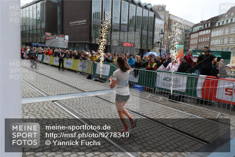 05.10.2025 - 20. swb-Marathon Bremen Yannick Fuchs http://msf.ph/oto/9278349 05.10.2025 12:40:37 Ziel 4 meine-sportfotos.de