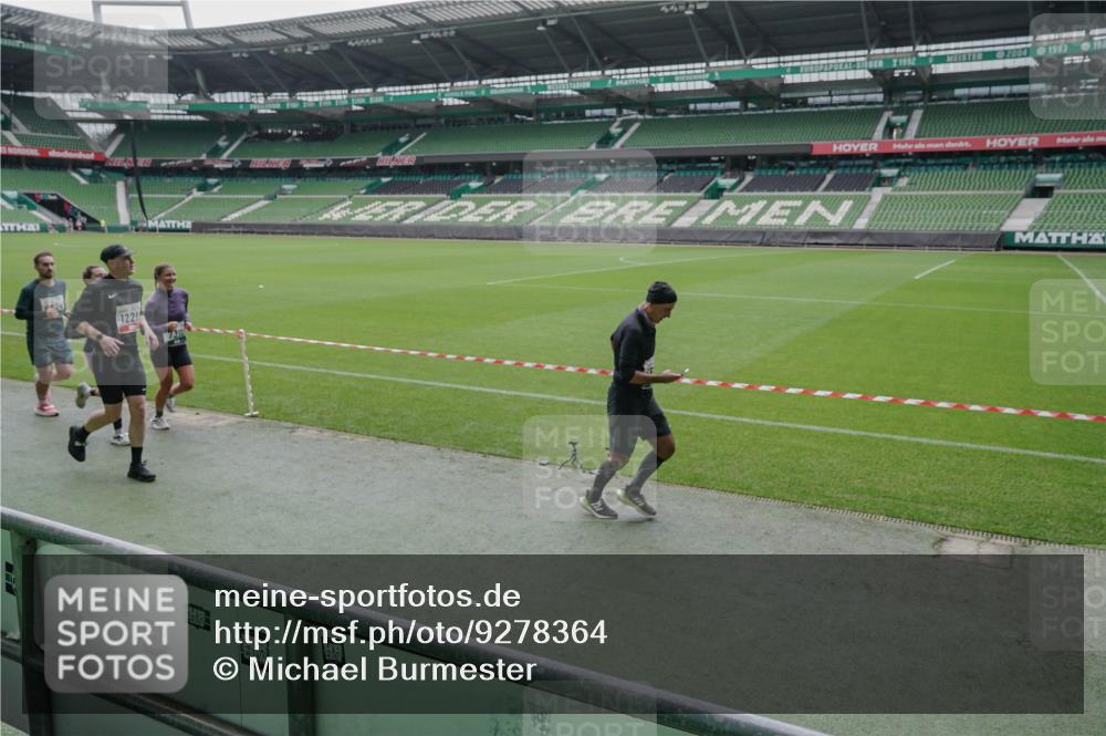 05.10.2025 - 20. swb-Marathon Bremen Michael Burmester http://msf.ph/oto/9278364 05.10.2025 12:58:53 Laufen im Stadion 90, 219, 586, 667, 726, 988, 1229, 1503, 1619, 1716, 1843, 1854, 2496, 2734, 2797, 2821, 2922, 2941, 3141, 3252, 3254, 3467, 3573, 3602, 3615, 3791, 4095, 4113, 4522, 4709, 4783, 4827, 4909, 4967, 5123, 5214, 5261, 5530, 5584, 5722, 5808, 5878, 5891, 5917, 6007, 6113, 6374, 6561, 6624, 6672, 6675, 6676, 6882, 6944, 7038, 7169, 7185, 7262, 7311, 7312, 7550, 7813, 7976, 8214, 8247, 8328, 8355, 8379, 8539, 8972, 9024, 9112, 846, 2158, 2648, 2893, 4389, 4446, 5313 meine-sportfotos.de