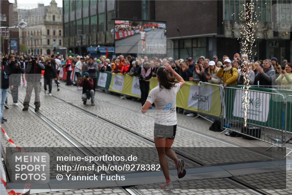 05.10.2025 - 20. swb-Marathon Bremen Yannick Fuchs http://msf.ph/oto/9278382 05.10.2025 12:40:37 Ziel 4 meine-sportfotos.de