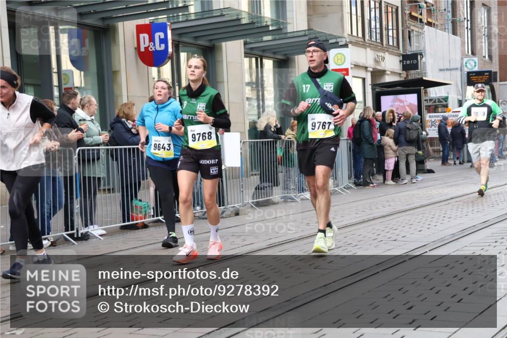 05.10.2025 - 20. swb-Marathon Bremen Strokosch-Dieckow http://msf.ph/oto/9278392 05.10.2025 11:14:57 Ziel 9441, 9643, 9767, 9768, 9959, 10647, 10976, 10984, 11107, 11293, 11635, 9441, 9643, 9767, 9768, 9959, 10647, 10976, 10984, 11107, 11293, 11635 meine-sportfotos.de