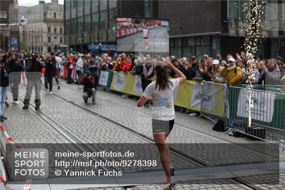 05.10.2025 - 20. swb-Marathon Bremen Yannick Fuchs http://msf.ph/oto/9278398 05.10.2025 12:40:37 Ziel 4 meine-sportfotos.de