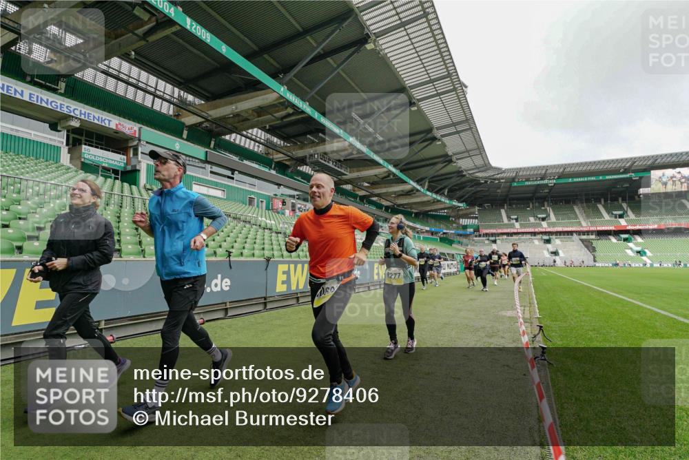 05.10.2025 - 20. swb-Marathon Bremen Michael Burmester http://msf.ph/oto/9278406 05.10.2025 10:31:03 Laufen im Stadion 7251, 7733, 9004, 9209, 9214, 9230, 9251, 9252, 9263, 9267, 9277, 9287, 9299, 9317, 9333, 9337, 9399, 9416, 9425, 9431, 9449, 9457, 9482, 9501, 9584, 9645, 9663, 9676, 9683, 9708, 9715, 9742, 9787, 9791, 9852, 9888, 9894, 9906, 9934, 9966, 9987, 10016, 10043, 10066, 10163, 10199, 10224, 10227, 10240, 10241, 10251, 10254, 10317, 10321, 10346, 10356, 10378, 10380, 10438, 10449, 10479, 10514, 10537, 10543, 10556, 10581, 10584, 10609, 10625, 10636, 10638, 10669, 9906 meine-sportfotos.de