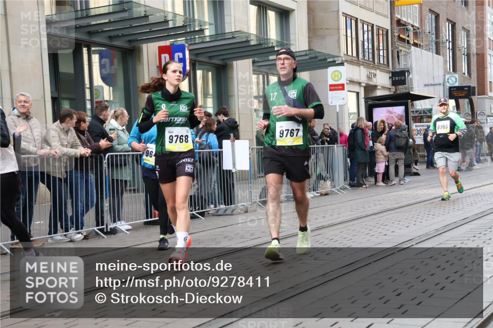 05.10.2025 - 20. swb-Marathon Bremen Strokosch-Dieckow http://msf.ph/oto/9278411 05.10.2025 11:14:58 Ziel 8844, 9441, 9643, 9767, 9768, 9959, 10647, 10976, 10984, 11293, 11635, 8844, 9441, 9643, 9767, 9768, 9959, 10647, 10976, 10984, 11293, 11635 meine-sportfotos.de