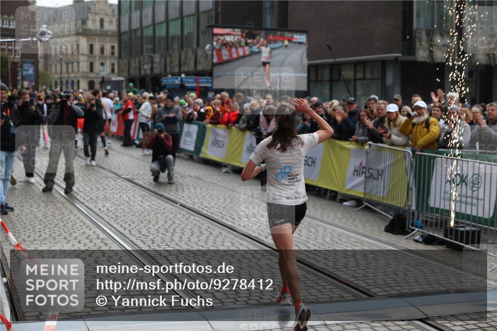 05.10.2025 - 20. swb-Marathon Bremen Yannick Fuchs http://msf.ph/oto/9278412 05.10.2025 12:40:37 Ziel 4 meine-sportfotos.de