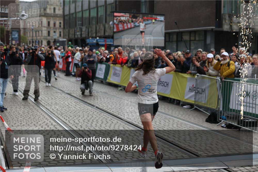 05.10.2025 - 20. swb-Marathon Bremen Yannick Fuchs http://msf.ph/oto/9278424 05.10.2025 12:40:37 Ziel 4 meine-sportfotos.de