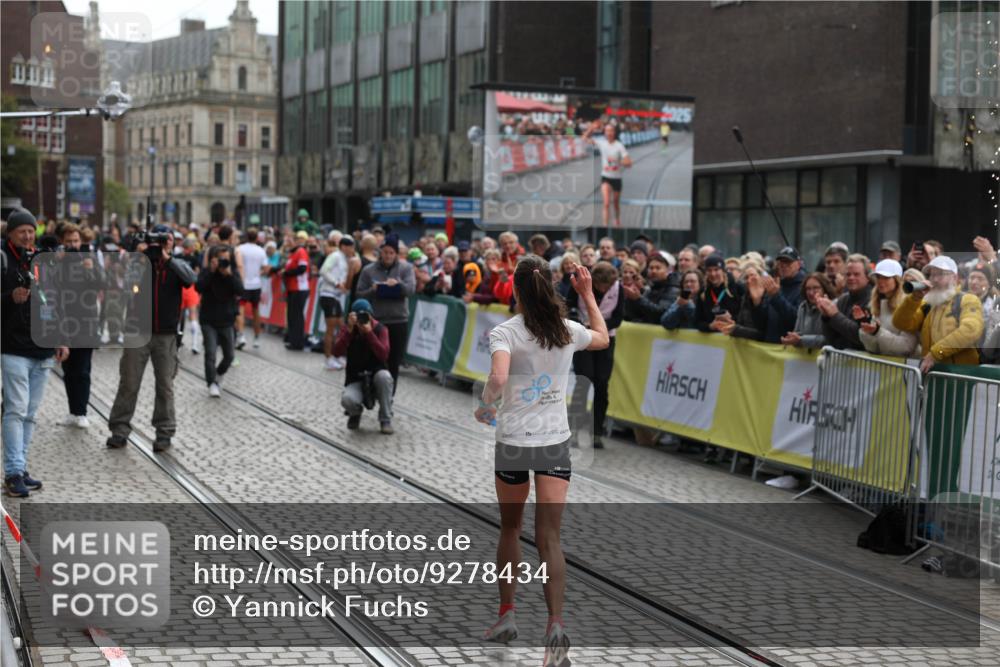 05.10.2025 - 20. swb-Marathon Bremen Yannick Fuchs http://msf.ph/oto/9278434 05.10.2025 12:40:38 Ziel 4, 351 meine-sportfotos.de