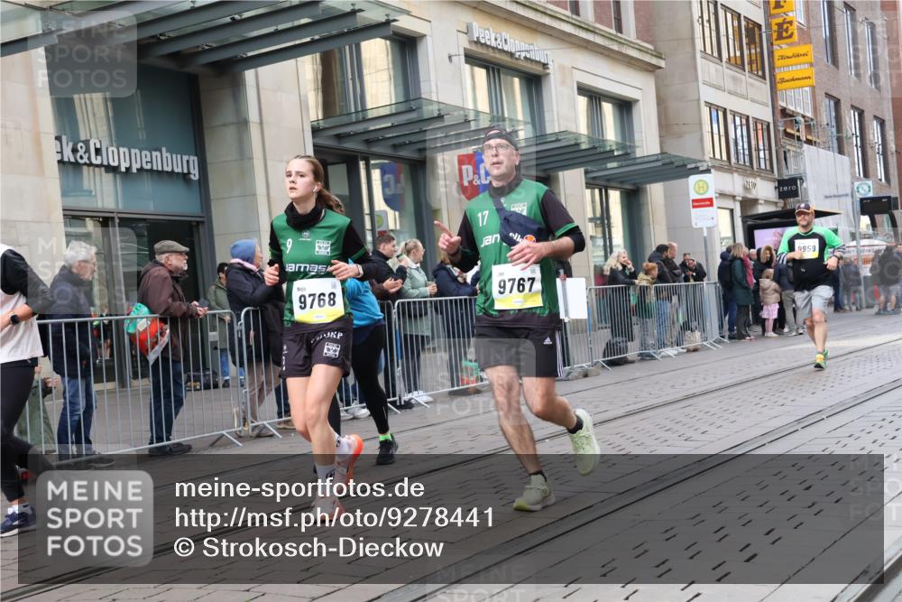 05.10.2025 - 20. swb-Marathon Bremen Strokosch-Dieckow http://msf.ph/oto/9278441 05.10.2025 11:14:59 Ziel 8844, 9441, 9643, 9767, 9768, 9959, 10647, 10976, 10984, 11112, 11113, 11293, 11635, 8844, 9441, 9643, 9767, 9768, 9959, 10647, 10976, 10984, 11112, 11113, 11293, 11635 meine-sportfotos.de