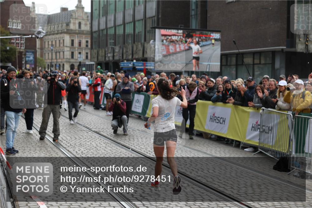 05.10.2025 - 20. swb-Marathon Bremen Yannick Fuchs http://msf.ph/oto/9278451 05.10.2025 12:40:38 Ziel 4, 351 meine-sportfotos.de