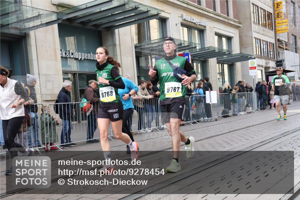 05.10.2025 - 20. swb-Marathon Bremen Strokosch-Dieckow http://msf.ph/oto/9278454 05.10.2025 11:14:59 Ziel 8844, 9441, 9643, 9767, 9768, 9959, 10647, 10976, 10984, 11112, 11113, 11293, 11635, 8844, 9441, 9643, 9767, 9768, 9959, 10647, 10976, 10984, 11112, 11113, 11293, 11635 meine-sportfotos.de
