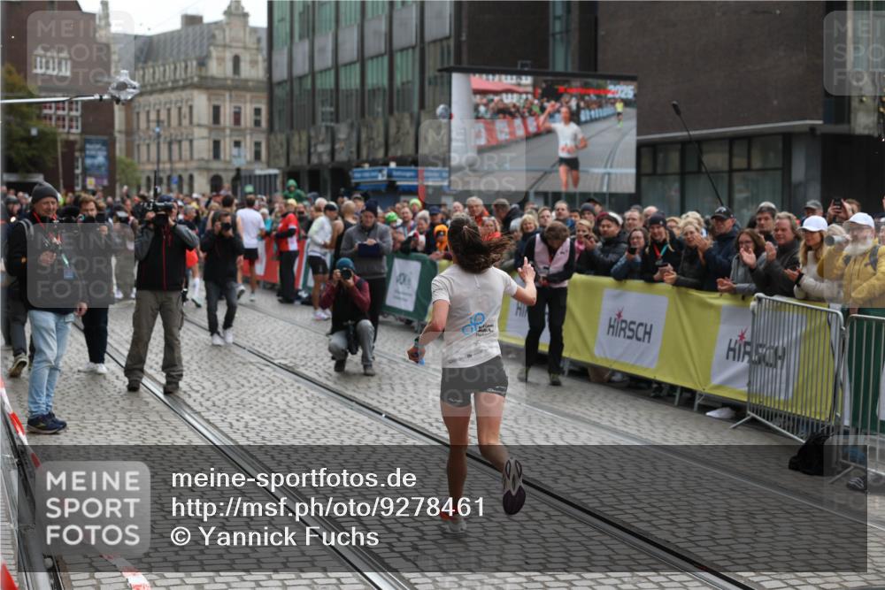 05.10.2025 - 20. swb-Marathon Bremen Yannick Fuchs http://msf.ph/oto/9278461 05.10.2025 12:40:38 Ziel 4, 351 meine-sportfotos.de