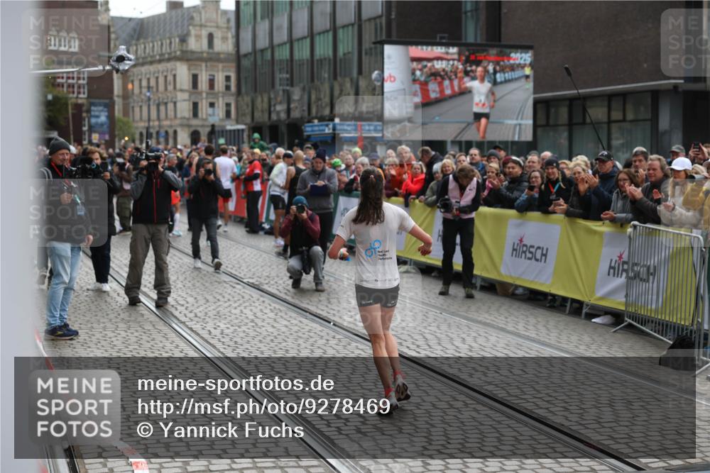 05.10.2025 - 20. swb-Marathon Bremen Yannick Fuchs http://msf.ph/oto/9278469 05.10.2025 12:40:38 Ziel 4, 351 meine-sportfotos.de