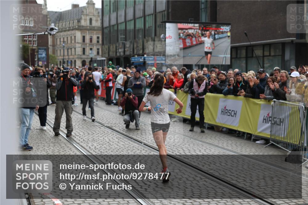 05.10.2025 - 20. swb-Marathon Bremen Yannick Fuchs http://msf.ph/oto/9278477 05.10.2025 12:40:38 Ziel 4, 351 meine-sportfotos.de