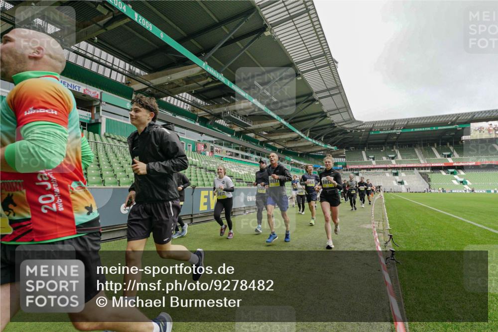 05.10.2025 - 20. swb-Marathon Bremen Michael Burmester http://msf.ph/oto/9278482 05.10.2025 10:31:12 Laufen im Stadion 7251, 9004, 9172, 9196, 9214, 9230, 9251, 9252, 9263, 9267, 9277, 9287, 9333, 9337, 9399, 9416, 9425, 9431, 9449, 9457, 9482, 9501, 9506, 9584, 9645, 9676, 9683, 9708, 9715, 9742, 9787, 9791, 9852, 9888, 9894, 9934, 9987, 10016, 10066, 10163, 10199, 10222, 10240, 10251, 10254, 10279, 10317, 10321, 10356, 10378, 10380, 10438, 10449, 10479, 10514, 10537, 10543, 10556, 10609, 10625, 10636, 10638, 10655, 10668, 10669, 10698, 10743, 7733, 9209, 9251, 9906 meine-sportfotos.de